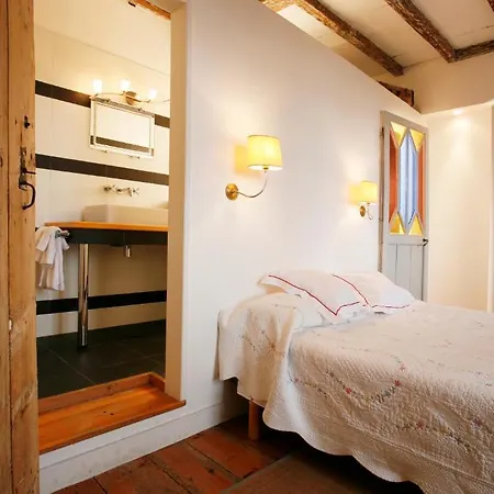 La Porte Rouge - The Red Door Bed & Breakfast Saintes