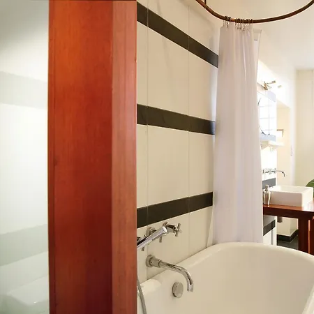 La Porte Rouge - The Red Door