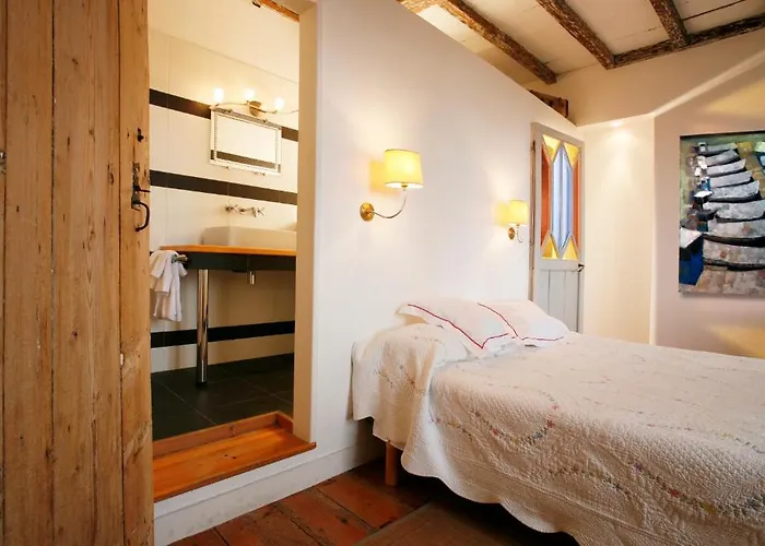 La Porte Rouge - The Red Door Bed and breakfast Saintes