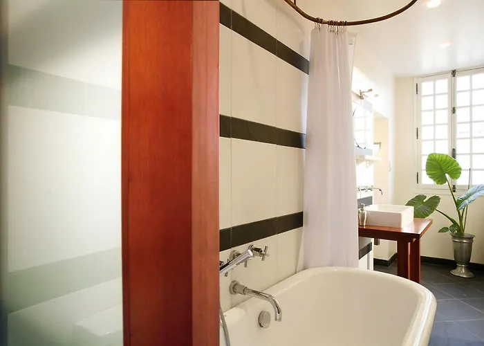 La Porte Rouge - The Red Door